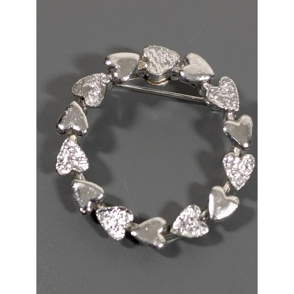 Vintage‎ Gerrys Silver Tone Heart Wreath Round Pin Brooch